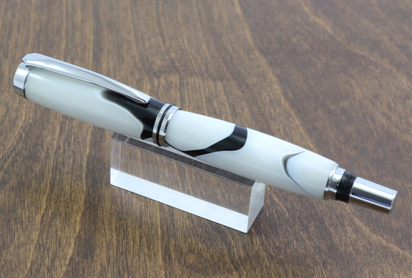 White & Chrome Gentlemen's Pen