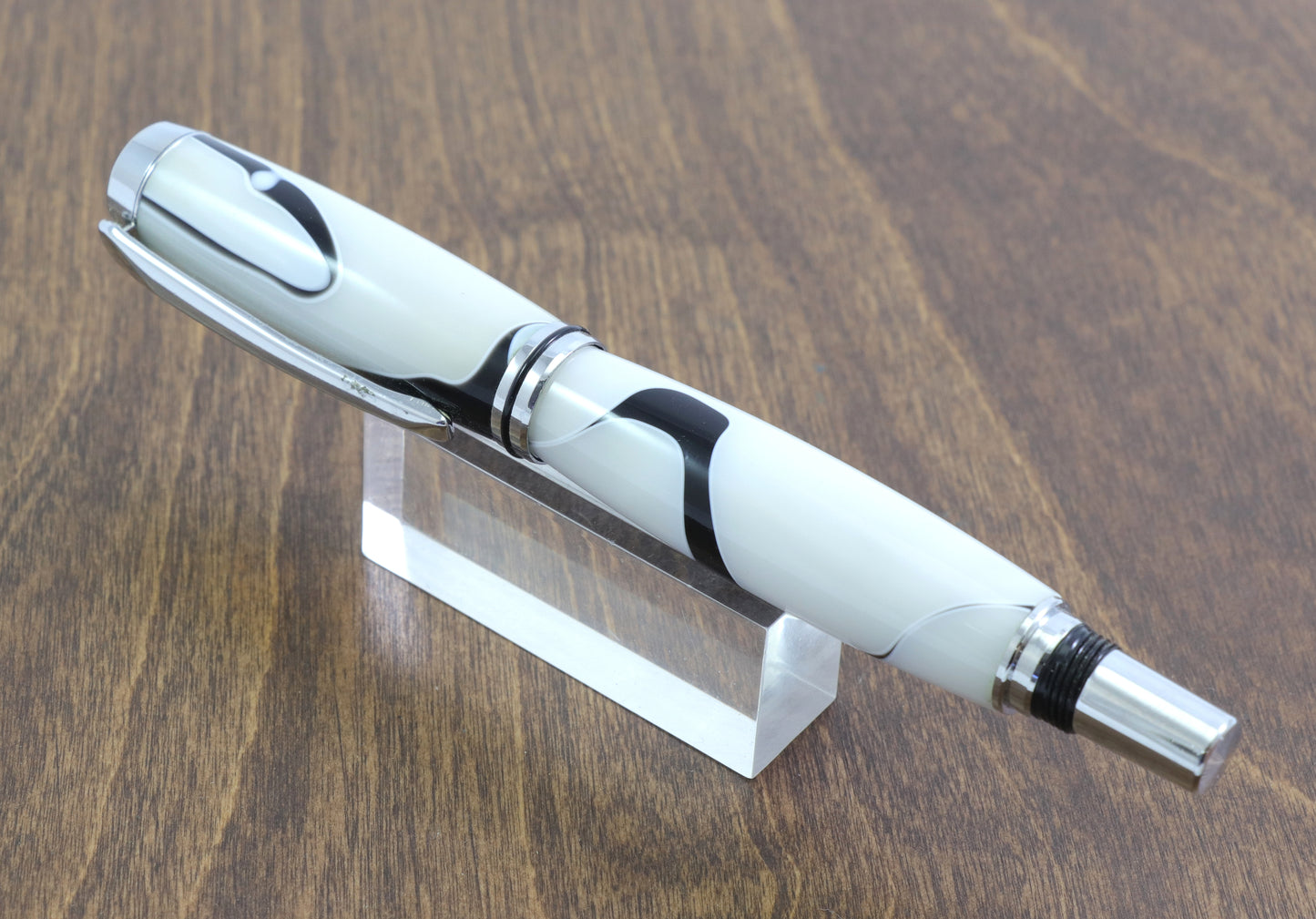 White & Chrome Gentlemen's Pen